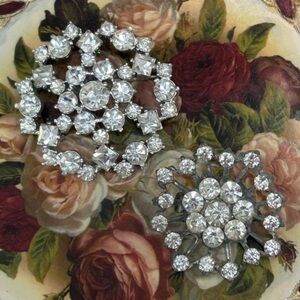 Vtg Pair of Round Snowflake & Flower
Brooches Silver Metal Clear
Rhinestones 50s
